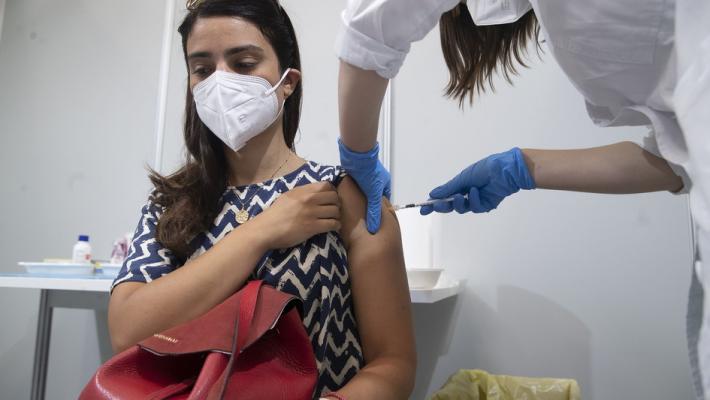 Meschi: «Non c'è un farmaco anti-Covid. Il vaccino è unica barriera al virus»
