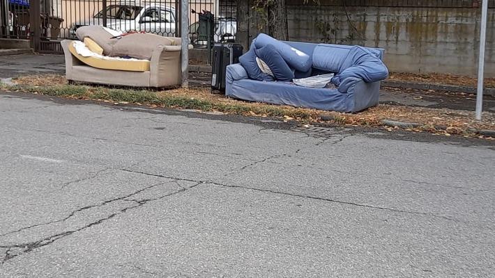 C'è un salotto abbandonato in strada
