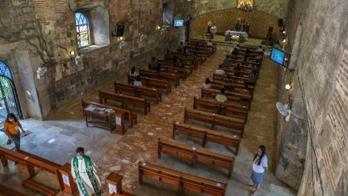 Il green pass non entra in chiesa, a Messa si va senza.