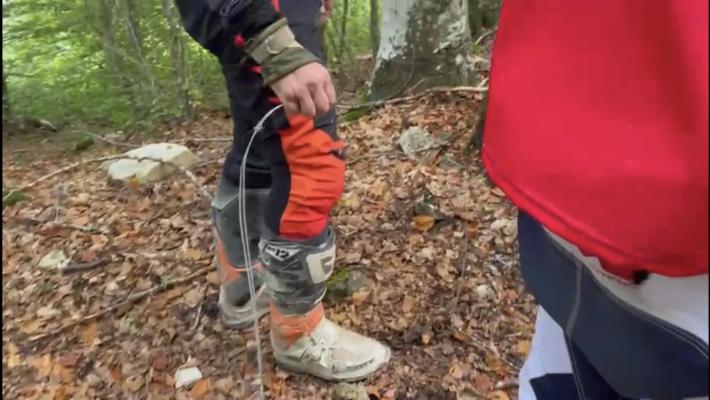 Filo spinato teso tra due alberi: motociclista ferito