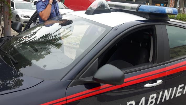 Le racchette da tennis rubate spuntano dal giubbotto: ladro bloccato subito