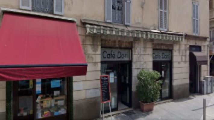 Soffocato da un pezzo di pizza, 85 enne muore davanti ad un bar a Novara