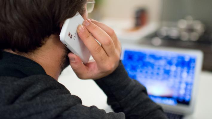 Lei lo lascia e lui la minaccia per mesi, poi patteggia 1 anno e mezzo