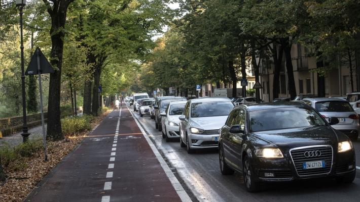Code infinite nel traffico, nel mirino le nuove ciclabili