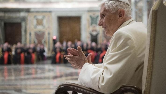 Il ritorno di Ratzinger e la frattura tra generazioni