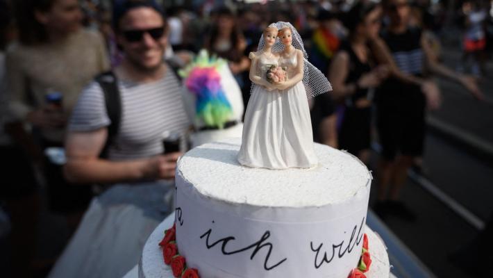 La Svizzera dice s&igrave; alle nozze gay