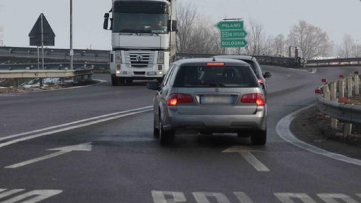 Viaggia sull'A1 col cronotachigrafo manomesso, multa di 1.732 euro 