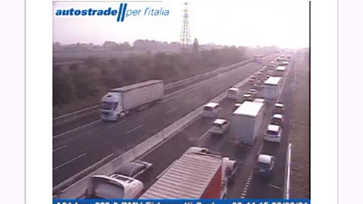 Camion perde materiali in A1: coda di 6 km tra Fidenza e bivio A1 - A15