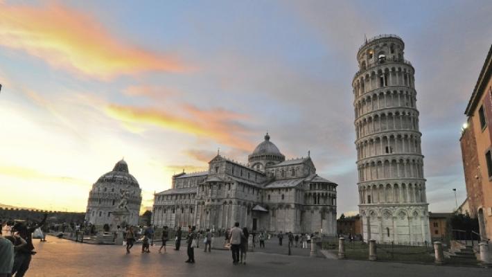 Turista incide sulla Torre di Pisa un cuore e le iniziali della coppia: denunciata