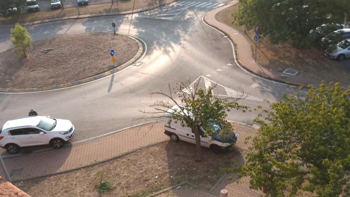 Auto parcheggiata...all'ombra in via Picasso