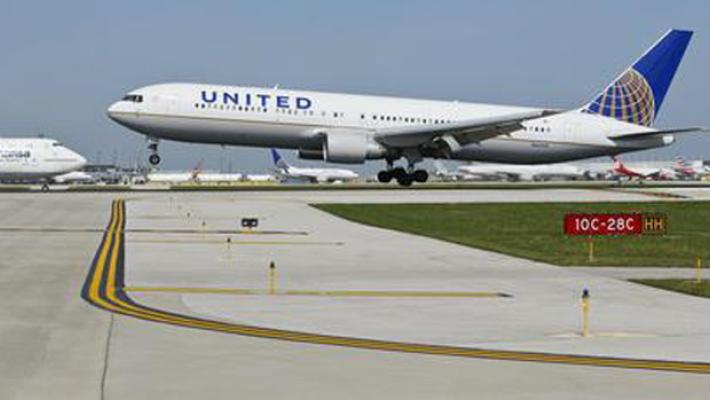 La United Airlines licenzia 593 dipendenti no vax
