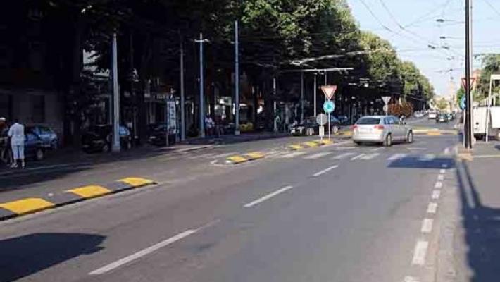 Scippo violento in via Gramsci: bloccato da un poliziotto in pensione, un romeno e Volanti