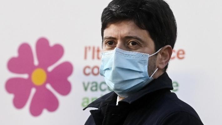Speranza: "Allargheremo la terza dose. Valuteremo a quali fasce"