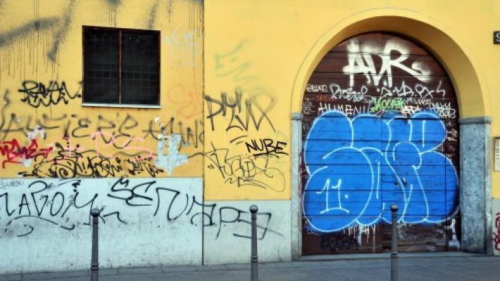 Scovato il graffitaro "Mongol" che ha imbrattato il Regio: sarebbe  uno studente bresciano di 21 anni