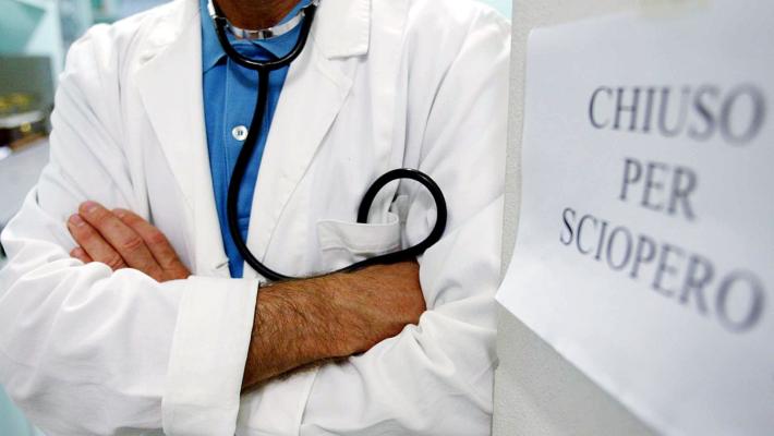 Palpeggia una paziente: medico condannato per violenza sessuale