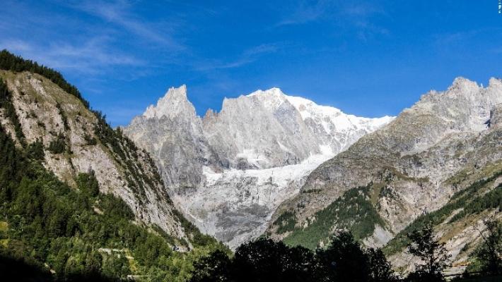 ++ Salvi alpinisti bloccati sul Bianco, sono al bivacco ++
