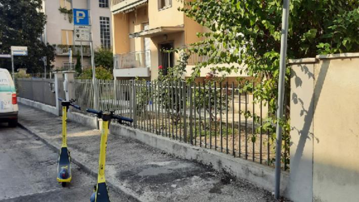Via Ottavio Ricci, quando l'inciviltà fa il bis....