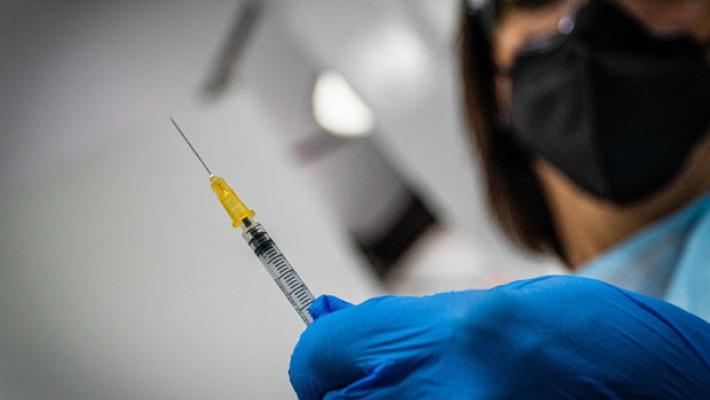 Studio di Oxford: "Un vaccinato contagia meno anche se ha la stessa carica virale"