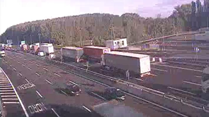 Auto in fiamme in A1, 15 km di coda tra Modena e Reggio