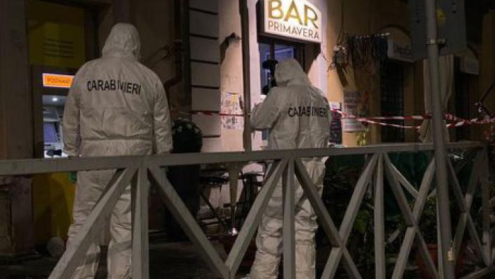 Uccide una donna che ha respinto le sue avances e ferisce le due amiche, arrestato 