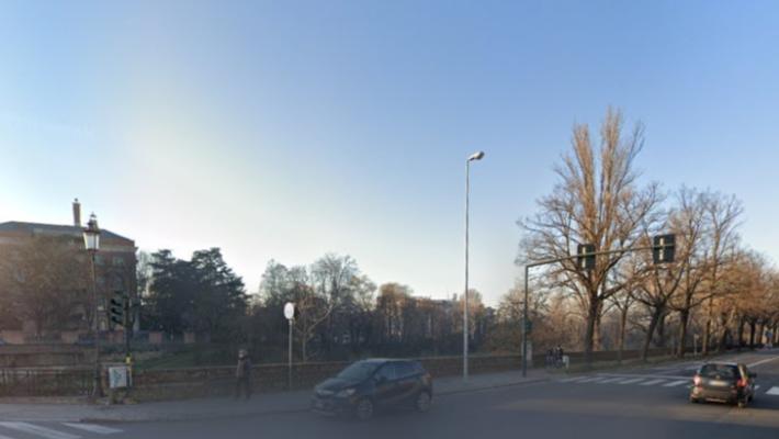 Maxi incidente in viale Rustici, all'angolo con ponte Dattaro: tre auto coinvolte