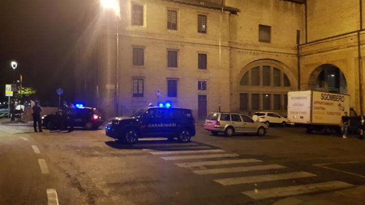Ferito al volto con un bicchiere di vetro in piazza della Pace: identificati i tre aggressori