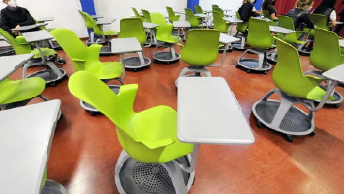 Scuola, Bianchi "Stanziati fondi per sostituire i banchi non a norma"