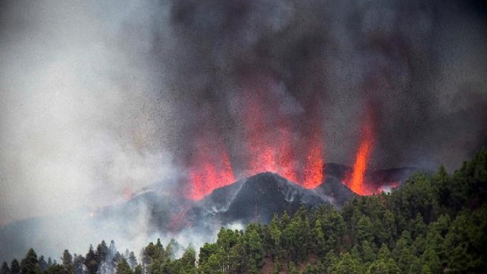 Eruzione alle Canarie: voli sospesi a causa della cenere 
