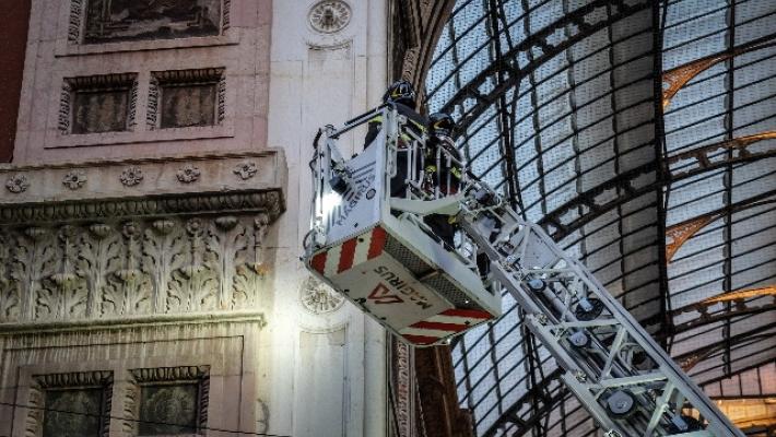 Cadono calcinacci in Galleria, turisti illesi a Milano