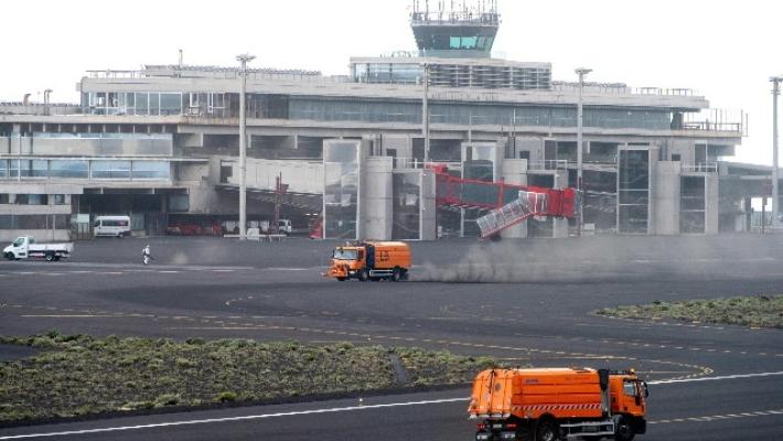 Eruzione alle Canarie: voli ancora fermi a La Palma, problemi anche a Tenerife