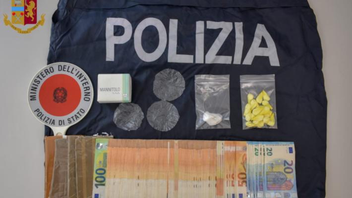 Usciva dalla comunità di accoglienza per spacciare cocaina: trovato con 20 dosi nella mascherina e 6.800 euro