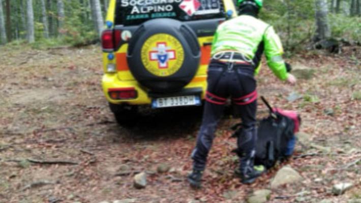 Lago Ballano, padre e figlio in cerca di funghi bloccati in una zona molto ripida: portati in salvo