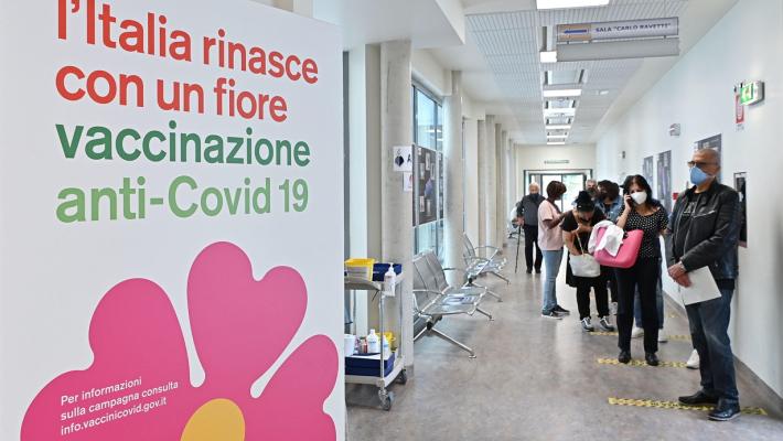 Meschi: «Terza dose per gli over 60? Molti non hanno ancora la prima»