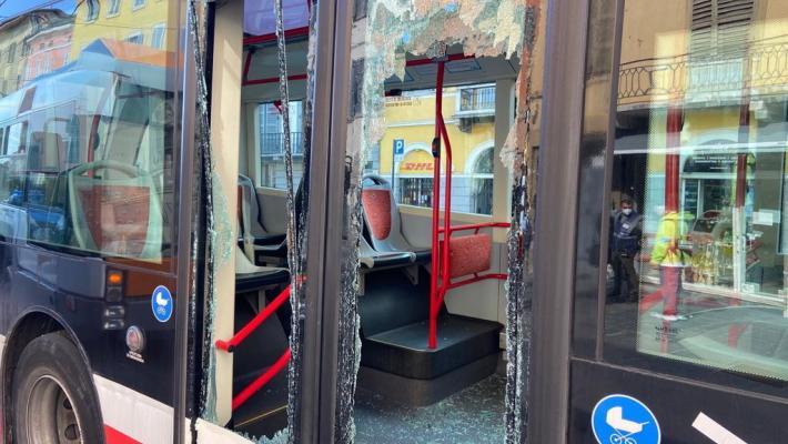 Distrusse due bus e aveva un decreto di espulsione: ora resterà in cella