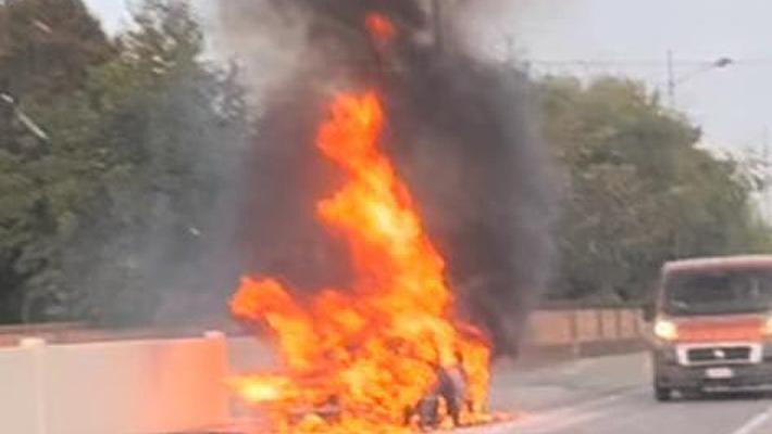 Mezzano Superiore: l'auto sparisce dentro alle fiamme