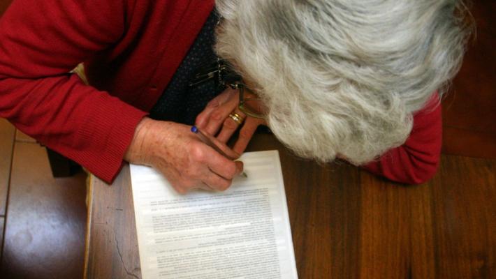 «Ti voglio sposare». E il bancario diventa l'erede della 90enne: rinviato a giudizio