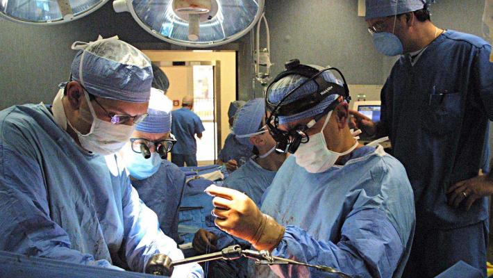 Gemelli di 23 anni cambiano sesso lo stesso giorno