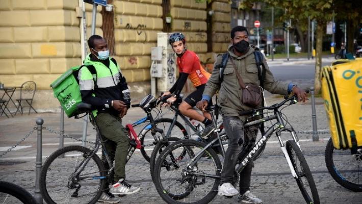 Condanna per caporalato su rider, 440mila euro a fattorini