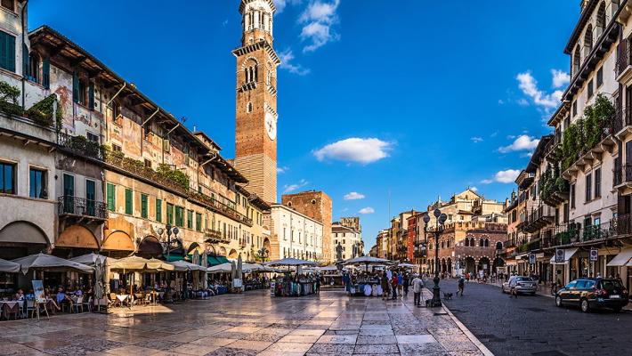 Cameriere difende una collega, viene pestato dai clienti