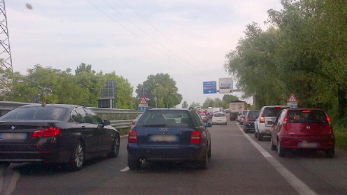 Scontro tra tre auto e uno scooter: tangenziale Sud bloccata questa mattina. E alle 11 code in tangenziale Nord per incidente
