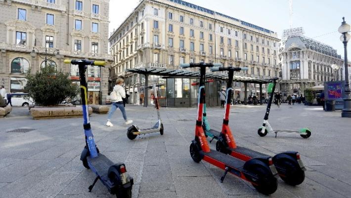 Noleggia monopattini dopo aver "rubato" i dati del bancomat dell&rsquo;amica: nei guai una 21enne parmigiana