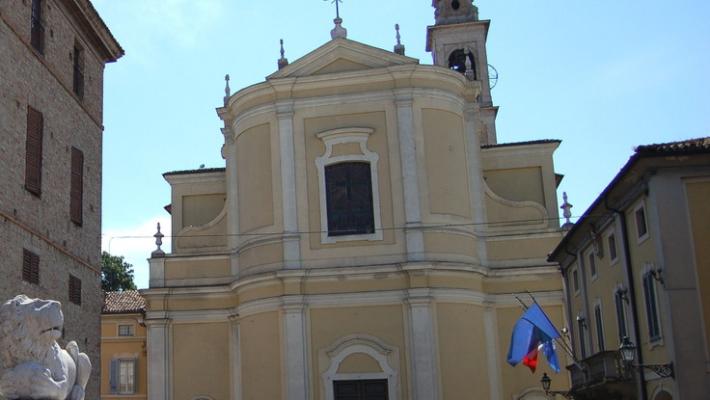 Rub&ograve; le elemosine in chiesa con i due bimbi: condannata
