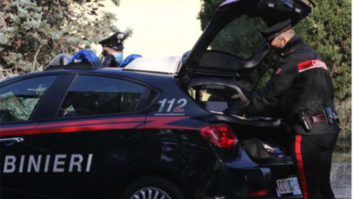 Con la "tecnica dell'abbraccio" ruba il Rolex ad un anziano: denunciata "l'affettuosa" ladra seriale