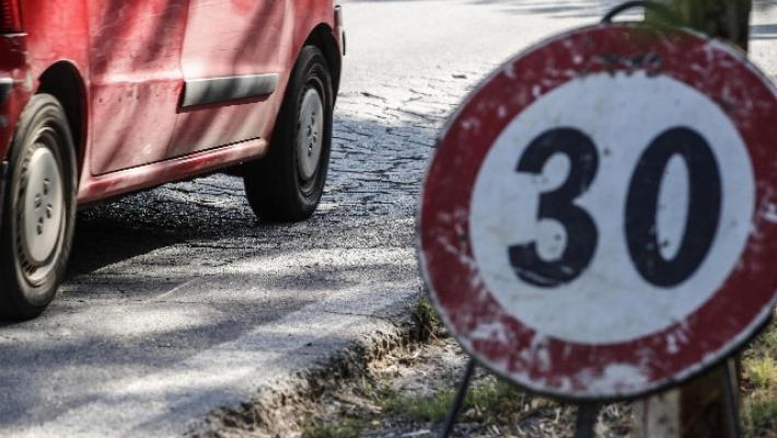 Una frana provoca la chiusura della Massese in entrambe le direzioni nei pressi di Tizzano. Le squadra dell'Anas sono al lavoro