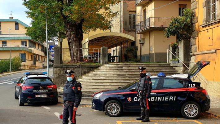 Dimentica il fucile da caccia sul tettuccio della sua auto e poi lo perde per strada