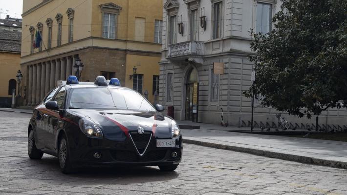 Abbraccia i passanti. E li deruba del cellulare