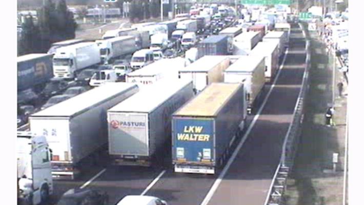 A1, bloccata nel traffico rischia parto in autostrada, scortata dalla polizia 