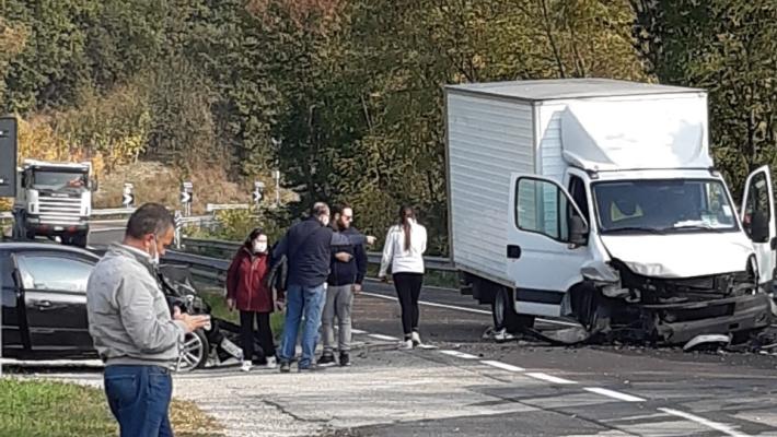 Frontale in via Nazionale a Varano