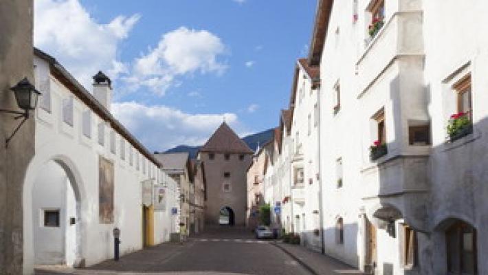 Glorenza, una bomboniera  avvolta tra antiche mura