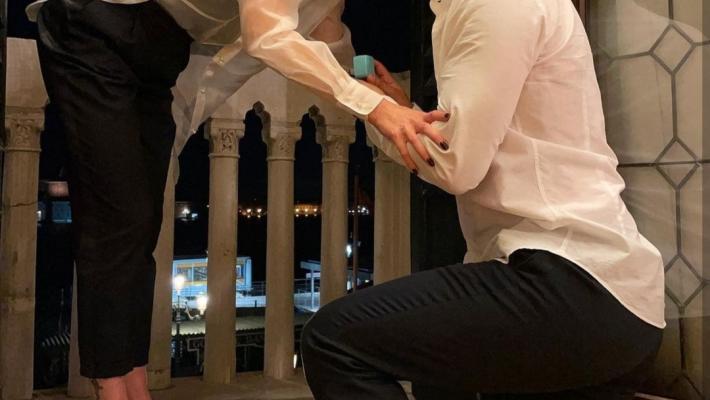 Proposta di matrimonio in ginocchio: Federica Pellegrini dice sì a Matteo Giunta